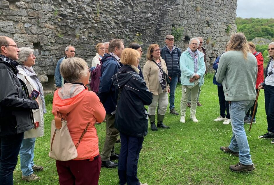 UNE VISITE GUIDEE LES RUINES DE MONTAIGLE EN V.I.P 